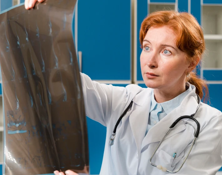 доктор смотрит на рентген желудка